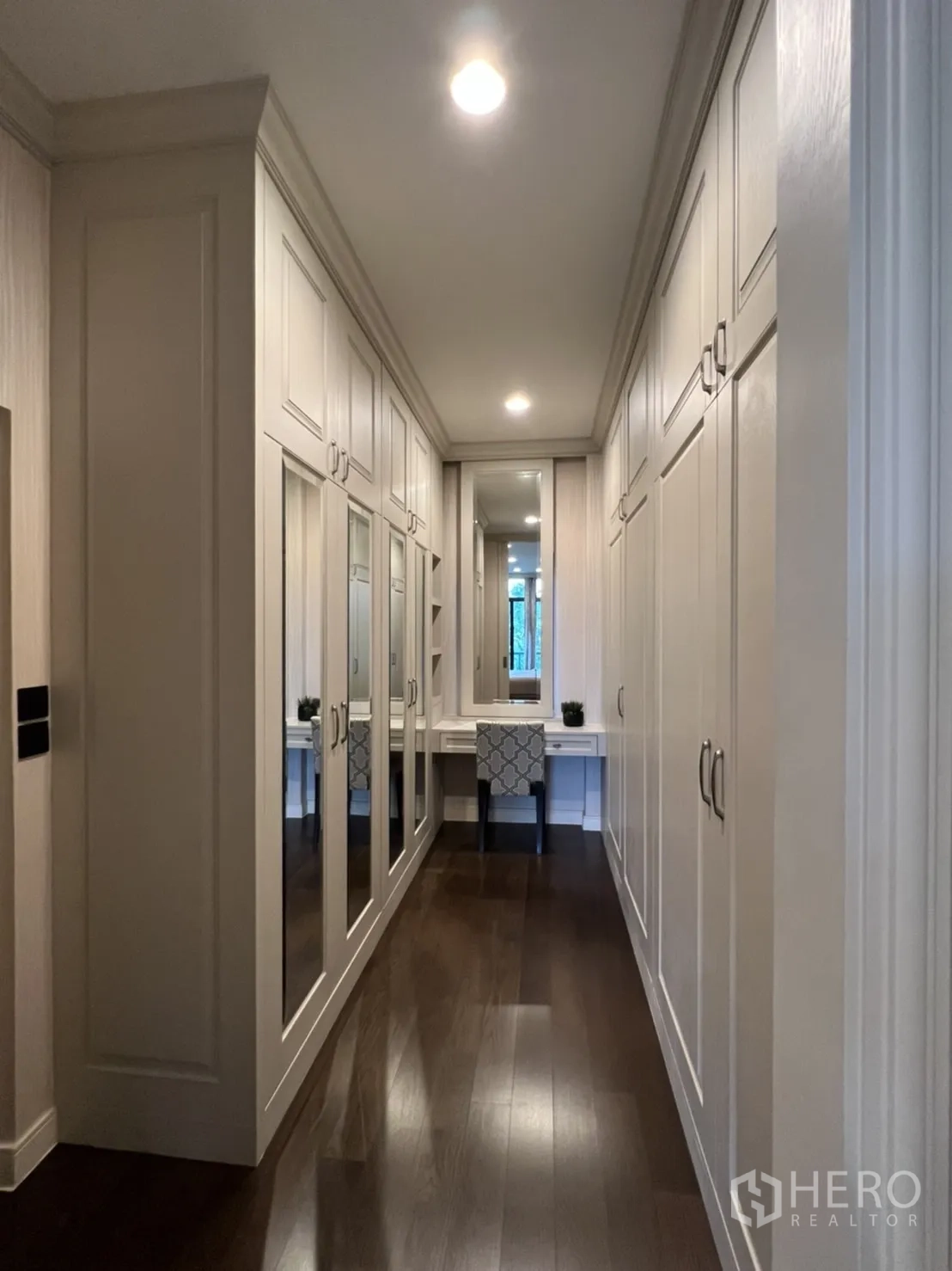 Detached House for rent or sale in Bang Kapi, Bangkok - Walk-in closet with full-height wardrobes, mirrored doors and a dressing table.