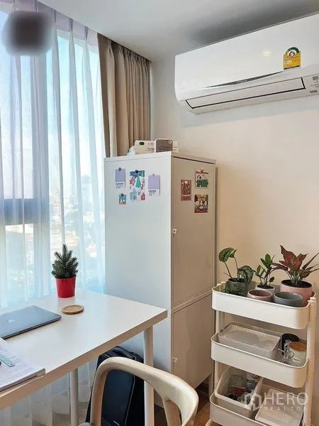 คอนโด ให้เช่าในHuai Khwang, Bangkok - มุมทำงานที่บ้านข้างหน้าต่าง มีโต๊ะ รถเข็นเก็บของ ต้นไม้ และเครื่องปรับอากาศ