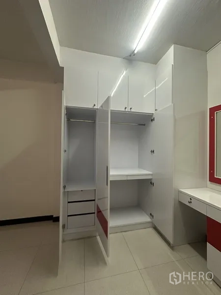 อาคารพาณิชย์ ให้เช่าหรือขายในPhra Khanong, Bangkok - ตู้เสื้อผ้าบิลท์อินสีขาว เปิดโชว์ช่องเก็บของและโต๊ะเครื่องแป้งในห้องสว่าง