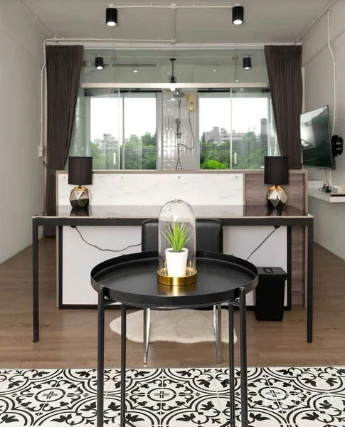 店屋 出售在Suan Luang, Bangkok - 开放式工作室空间，圆几、书桌、床与玻璃淋浴间一体。