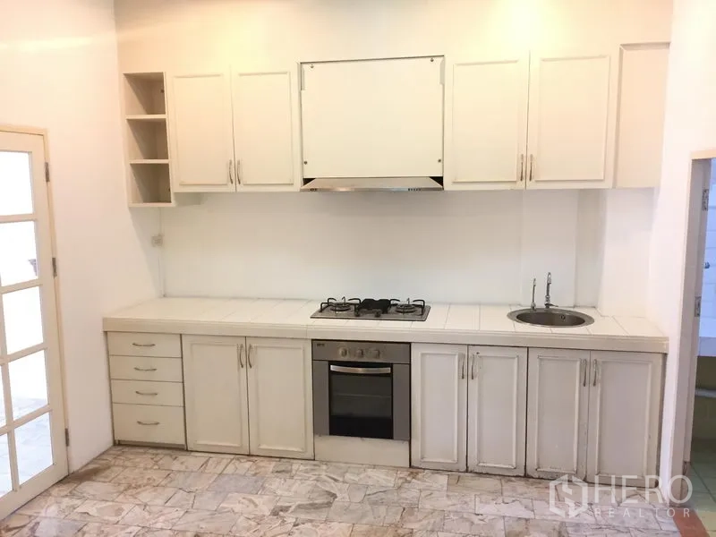 ทาวน์เฮาส์ ให้เช่าในChatuchak, Bangkok - ครัวบิวท์อินสีขาว พร้อมเตาแก๊ส เตาอบ เครื่องดูดควัน และตู้เก็บของครบ