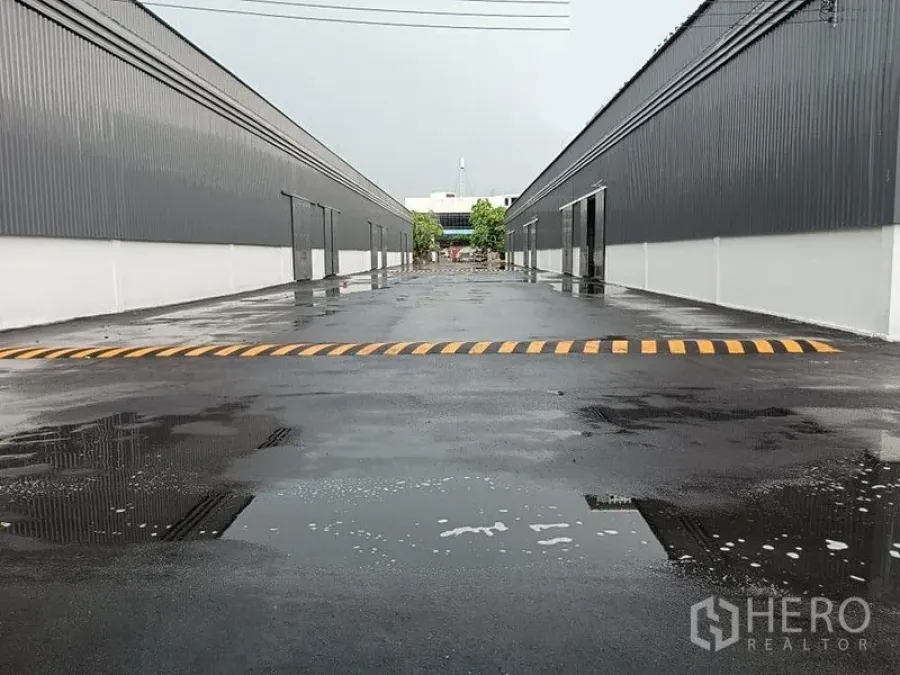 货栈 出租在Khlong Toei, Bangkok - 园区中央通道，雨后路面映射与减速带