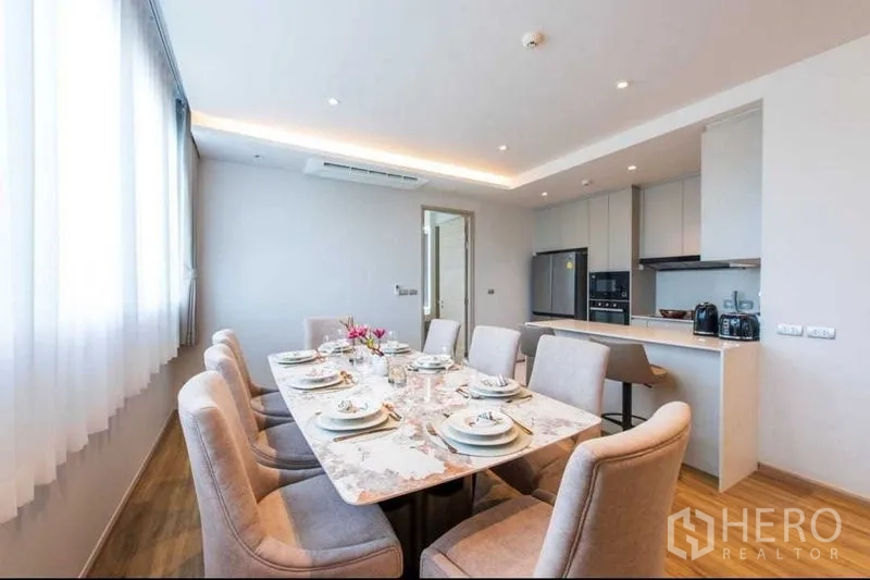 คอนโด ให้เช่าในBang Na, Bangkok - พื้นที่รับประทานอาหารสำหรับหกที่นั่ง ข้างครัวสมัยใหม่พร้อมเคาน์เตอร์บาร์
