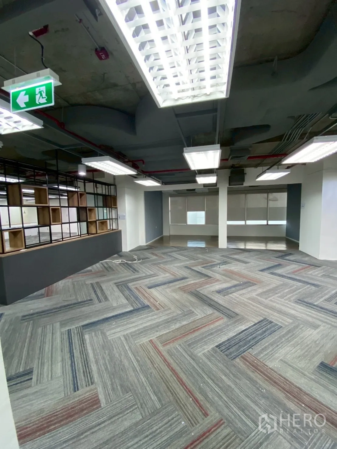 办公室 for rent in Watthana, Bangkok - 宽敞工作区配开放式隔架、大窗与明亮吊灯。