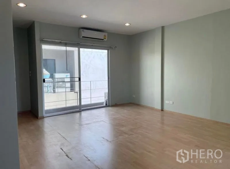 ทาวน์เฮาส์ ให้เช่าในSuan Luang, Bangkok - พื้นที่นอนหรือห้องครอบครัว พื้นไม้ ไฟดาวน์ไลท์ และประตูกระจกสู่ระเบียง