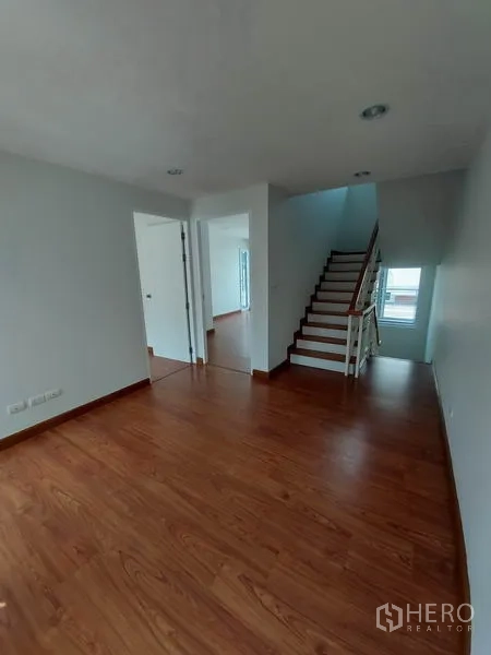 ทาวน์เฮาส์ ขายในWang Thonglang, Bangkok - โถงชั้นบนพร้อมบันไดไม้ นำสู่พื้นที่ห้องนอนภายในทาวน์เฮ้าส์