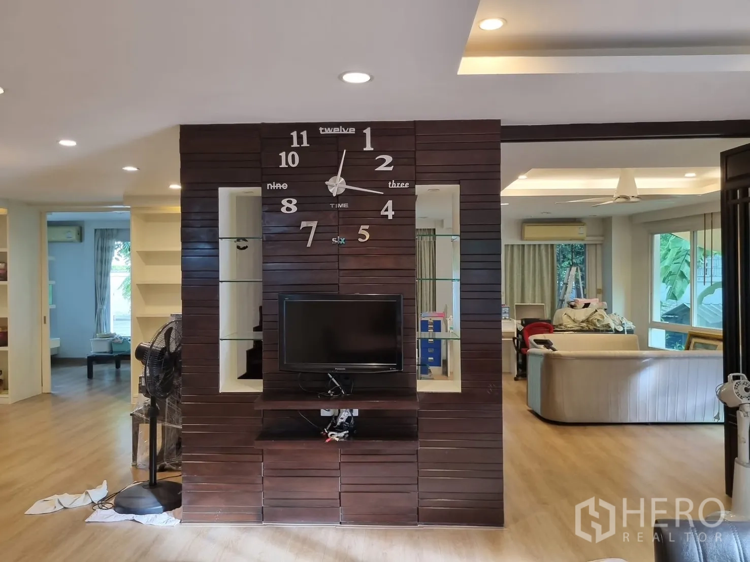 独立式住宅 出租在Bang Kapi, Bangkok - 特色墙带超大钟和电视，分隔开放式空间