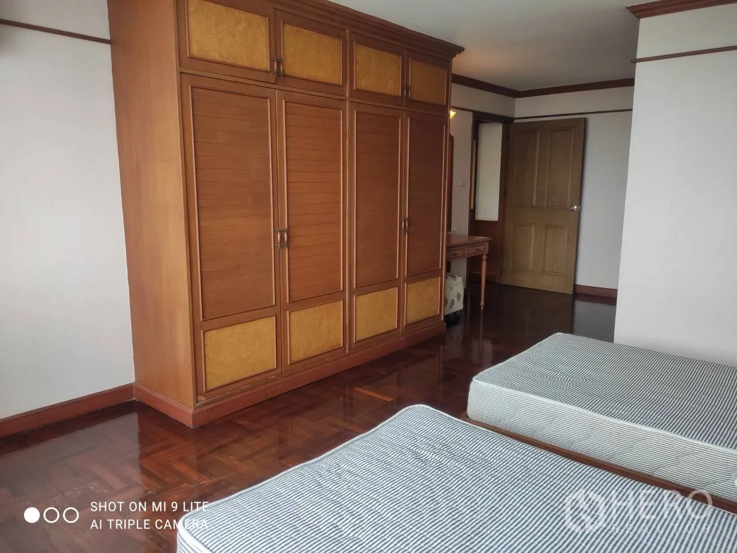 อพาร์ทเมนท์ ให้เช่าในWatthana, Bangkok - ห้องนอนพร้อมตู้เสื้อผ้าบิลท์อินแบบเต็มผนังและที่นอนคู่