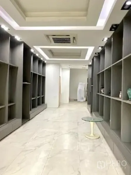 อาคารพาณิชย์ ให้เช่าในWatthana, Bangkok - ภายในร้านปรับปรุงใหม่ พร้อมชั้นวางบิลท์อิน ไฟ LED แบบฝัง พื้นกระเบื้อง และแอร์ฝังฝ้า