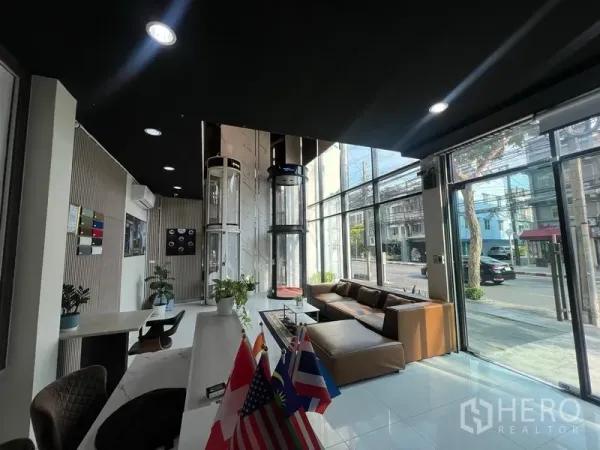 带办公室的家 出租在Phra Khanong, Bangkok - 明亮大厅，通高玻璃、接待台与沙发休息区。