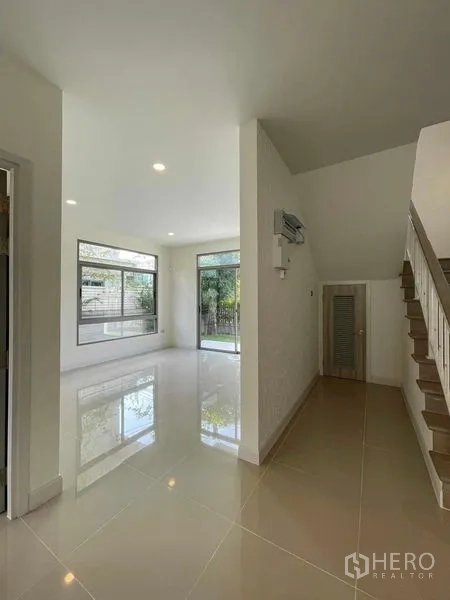 บ้าน ขายในNuea Khlong, Krabi - ภาพใกล้ของบันไดไม้ ราวสีขาว และประตูเก็บของใต้บันได