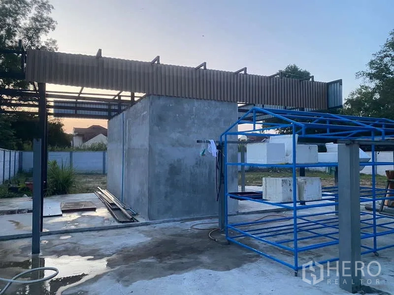 คลังสินค้า ให้เช่าหรือขายในNong Chok, Bangkok - โซนสาธารณูปโภคภายนอก พร้อมห้องบริการคอนกรีตและชั้นเหล็กถัดจากโกดัง