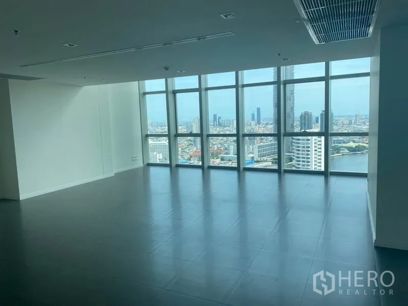 คอนโด ให้เช่าหรือขายในKhlong San, Bangkok - ห้องโล่งผนังกระจกทั้งแนว มุมมองเมืองและแม่น้ำชัดเจน