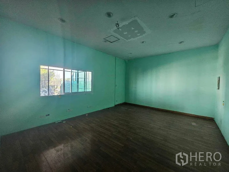 带办公室的家 出租在Prawet, Bangkok - 私人办公室，薄荷绿墙面与木地板，侧窗采光。