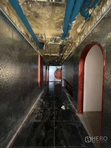 อาคารพาณิชย์ ให้เช่า - ทางเดินเพดานโชว์ท่อ ประตูโค้ง พื้นแกรนิตเงา