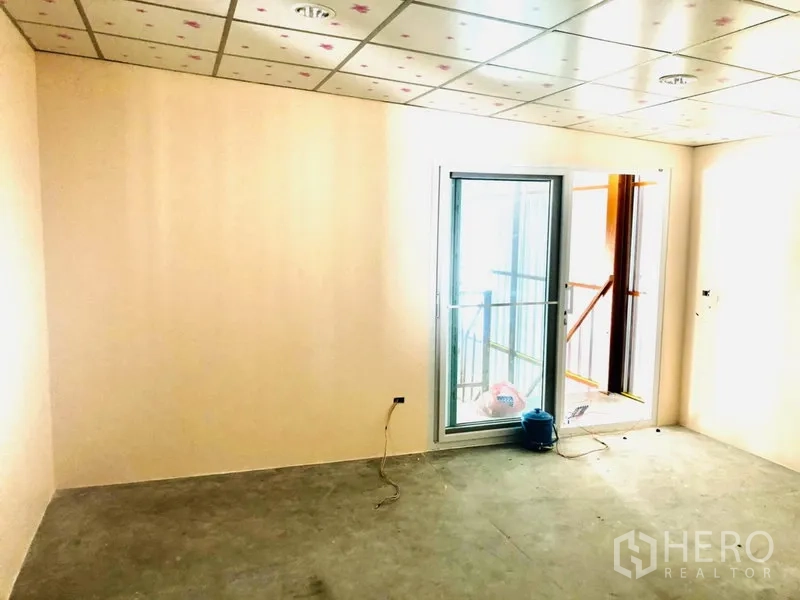 คลังสินค้า ให้เช่าในBang Kapi, Bangkok - โซนออฟฟิศประตูกระจกบานเลื่อน เปิดออกสู่ชั้นลอย เพดานฝ้า พื้นโล่ง