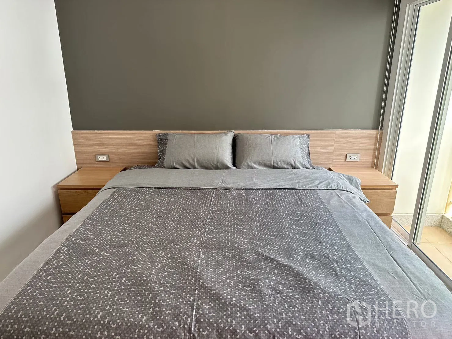 公寓 出租在Watthana, Bangkok - 卧室铺灰色床品，重点墙面，带小阳台门