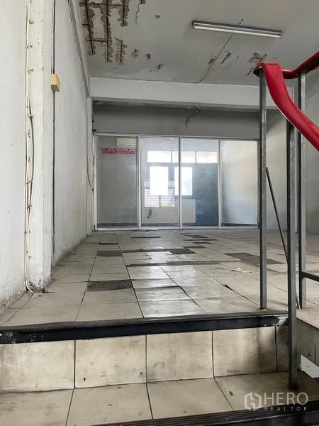 อาคารพาณิชย์ ให้เช่าในSuan Luang, Bangkok - โถงชั้นบนพร้อมขั้นบันไดสั้นๆ เชื่อมไปยังห้องกั้นกระจก