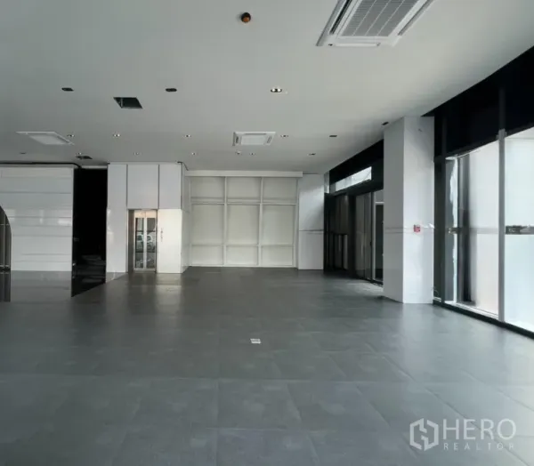 零售空间 出租在Watthana, Bangkok - 采光充足的零售楼层，大面积玻璃、电梯核心与灵活开放布局。