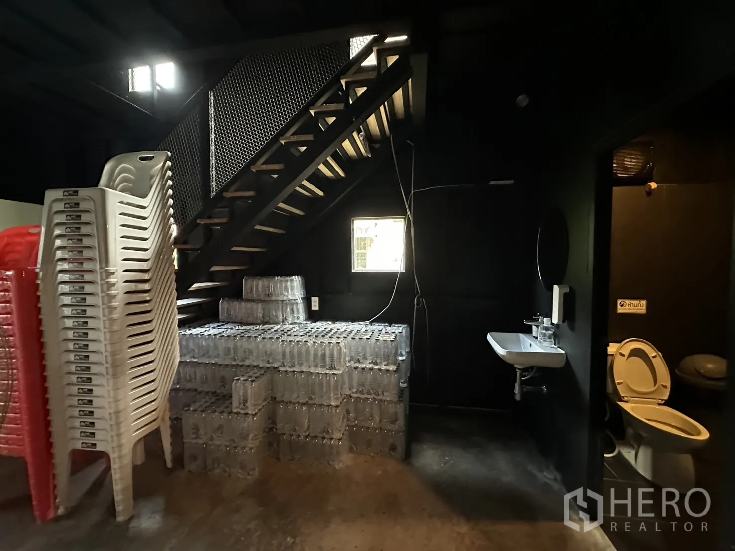 โกดัง for rent in Phra Khanong, Bangkok - พื้นที่อเนกประสงค์ชั้นล่างพร้อมบันได อ่างล้างมือ และทางเข้าห้องน้ำ