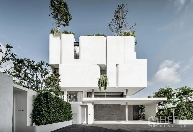 Detached House for sale in Saphan Sung, Bangkok - Corner elevation showing curved walls and trees on the rooftop garden of a Saphan Sung home.