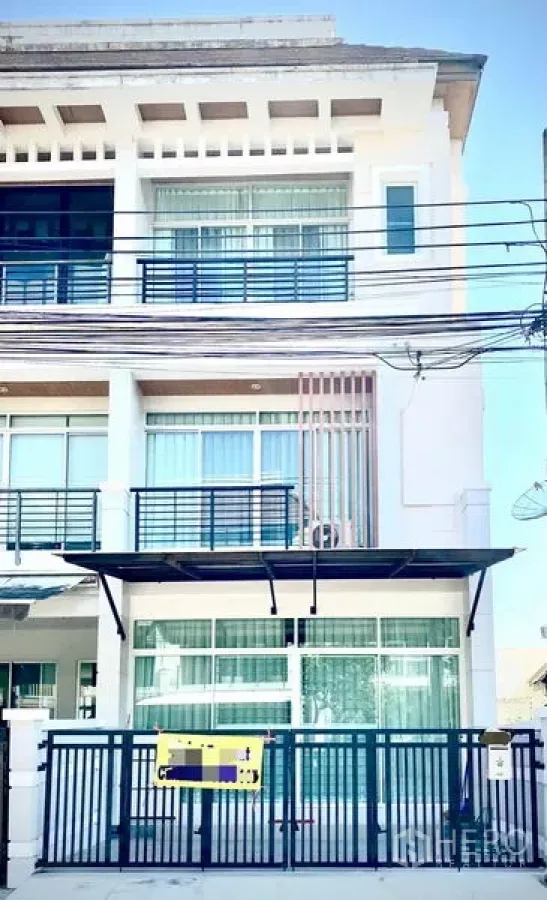 ทาวน์เฮาส์ ให้เช่าในPrawet, Bangkok - ทาวน์เฮาส์สูง 3 ชั้น สไตล์โมเดิร์น พร้อมระเบียง กันสาด และรั้วหน้าบ้านสำหรับจอดรถ.