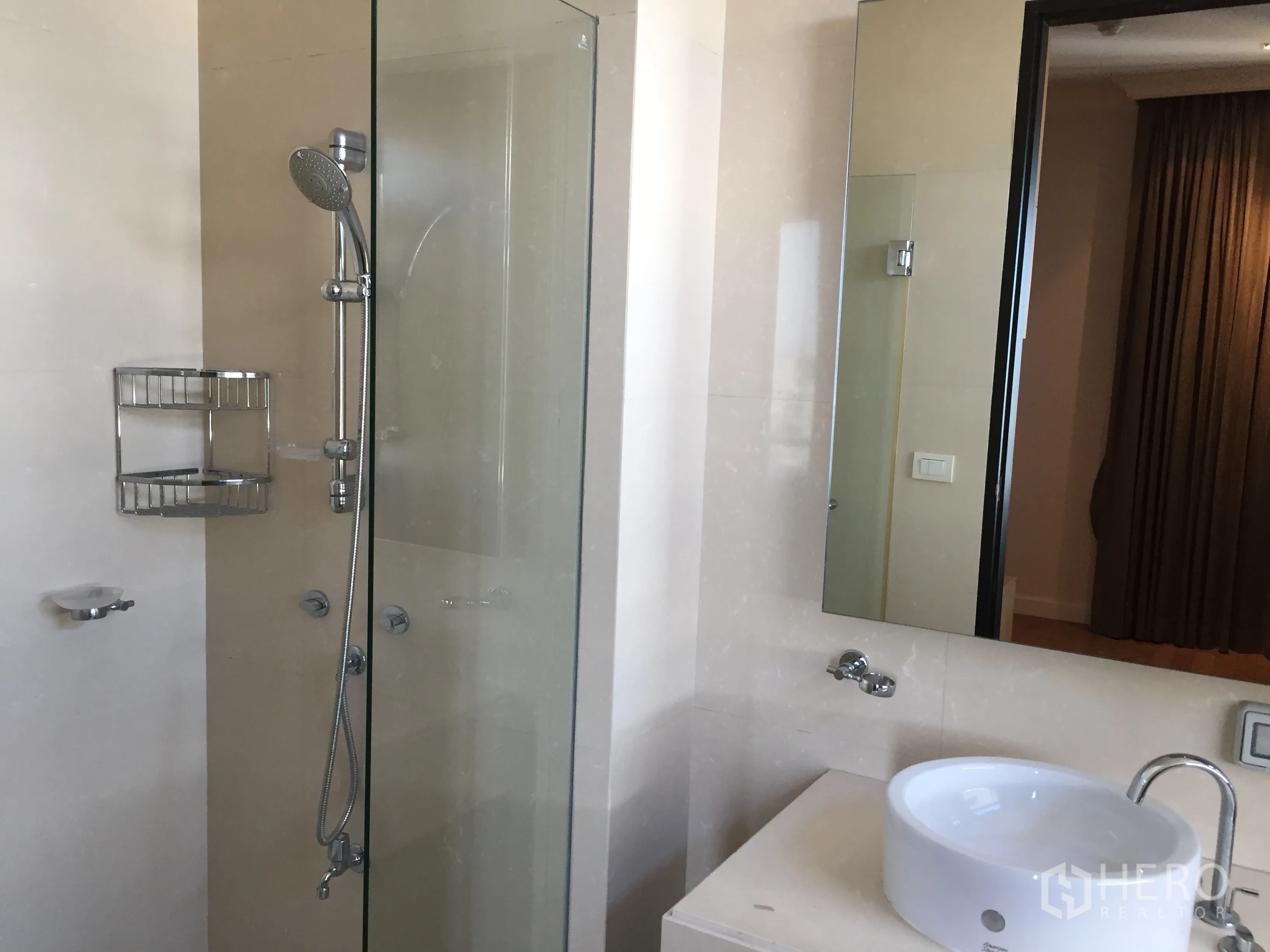 คอนโด ให้เช่าในWatthana, Bangkok - ห้องน้ำพร้อมตู้ shower กระจกนิรภัย อ่างล้างหน้าทรงกลม และผนังกระเบื้องโทนกลาง