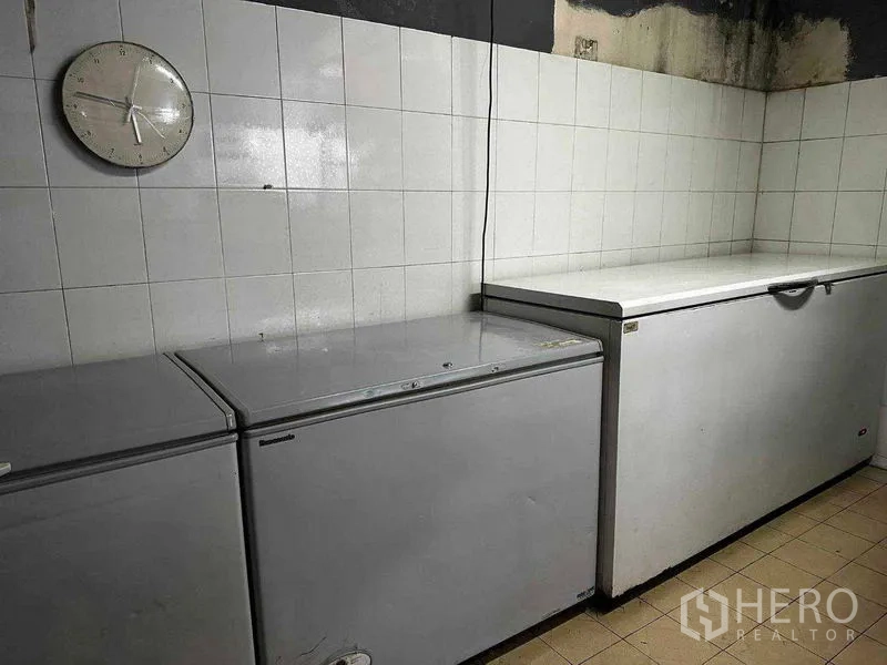 พื้นที่ขายปลีก ให้เช่าในWatthana, Bangkok - ตู้แช่ฝาท็อปเรียงสามใบชิดผนังปูกระเบื้องในห้องเก็บของ