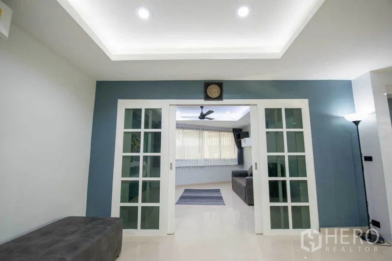 公寓 出租在Khlong Toei, Bangkok - 过道处白框推拉玻璃门通向客厅。