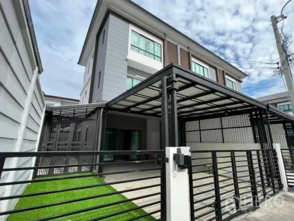 ทาวน์เฮาส์ ให้เช่าในWang Thonglang, Bangkok - ด้านหน้าทาวน์โฮม 3 ชั้น พร้อมโรงจอดรถมีหลังคาและรั้วหน้าบ้าน ในเขตวังทองหลาง กรุงเทพฯ