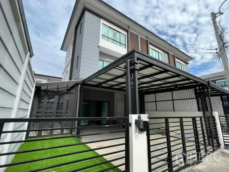 联排别墅 出租在Wang Thonglang, Bangkok - 联排别墅外观，三层楼、带顶车棚与前院大门，位于旺通朗曼谷。