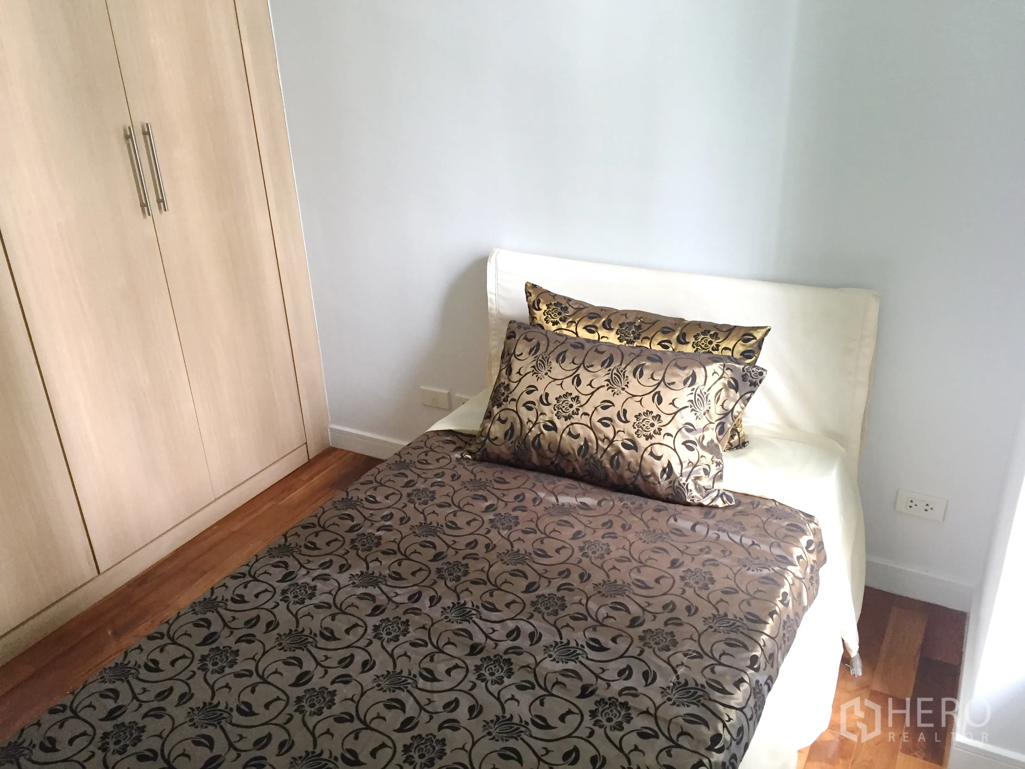 คอนโด ให้เช่าในKhlong Toei, Bangkok - ห้องนอนเดี่ยวอบอุ่น พร้อมตู้เสื้อผ้าบิลต์อิน ชุดเครื่องนอนลาย และพื้นไม้