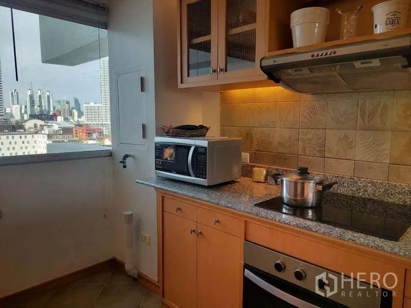 อพาร์ทเมนท์ ให้เช่า - ครัวกะทัดรัด เคาน์เตอร์หินแกรนิต เตาไฟฟ้า เครื่องดูดควัน พร้อมหน้าต่างวิวเมือง
