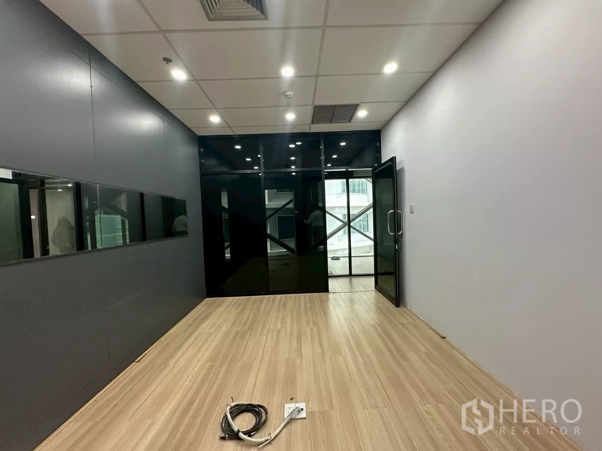 สำนักงาน ให้เช่าในWatthana, Bangkok - มุมแพนทรีหรือเก็บของ พร้อมตู้สีขาว ข้างหน้าต่างโครงเหล็ก