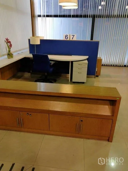 พื้นที่ขายปลีก ให้เช่าในKhlong Toei, Bangkok - พื้นที่ทำงานมุมห้อง ผนังกั้นสีน้ำเงิน ตู้เก็บของ และบานมู่ลี่