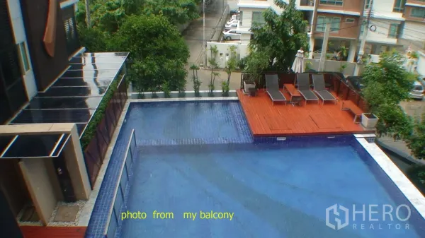คอนโด ให้เช่าในPhra Khanong, Bangkok - มุมมองจากระเบียงเห็นสระว่ายน้ำและเด็คอาบแดดของโครงการ