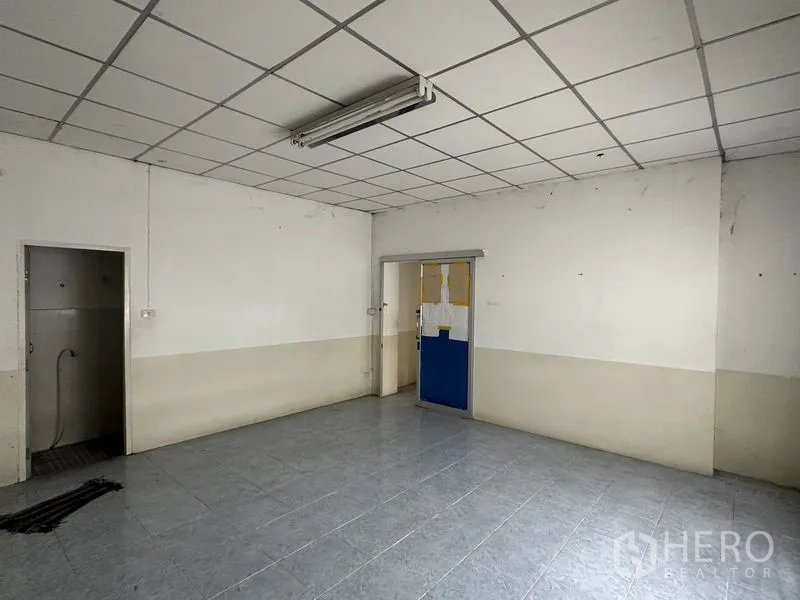 工厂 出租在Phra Nakhon Si Ayutthaya - 简洁的办公室房间，地砖、吊顶和室内门。