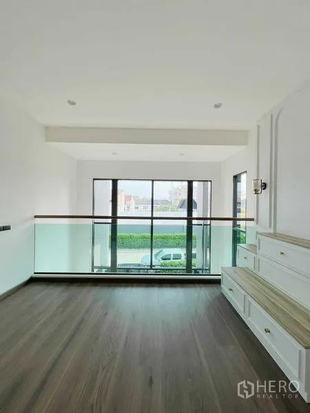 บ้าน ขายในBangkok Noi, Bangkok - พื้นที่แฟมิลี่โซนชั้นลอย กระจกสูงจากพื้นจรดเพดานและราวกันตกกระจก