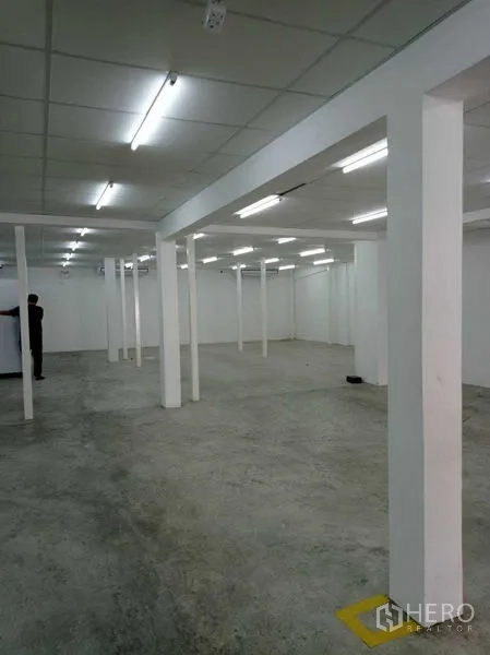 คลังสินค้า ให้เช่าในSathon, Bangkok - พื้นที่โกดังแบบเปิดโล่ง มีเสารับน้ำหนักหลายต้นและไฟแถบสว่างทั่ว