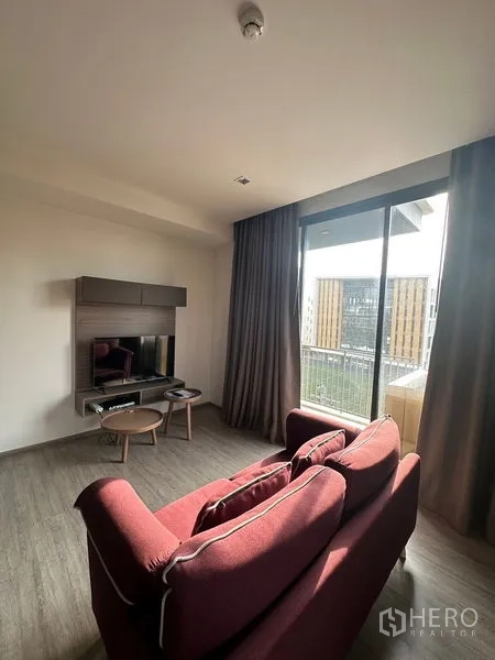 คอนโด ให้เช่าในWatthana, Bangkok - ห้องนั่งเล่นมีชั้นวางทีวีและประตูระเบียงกระจกวิวโล่ง