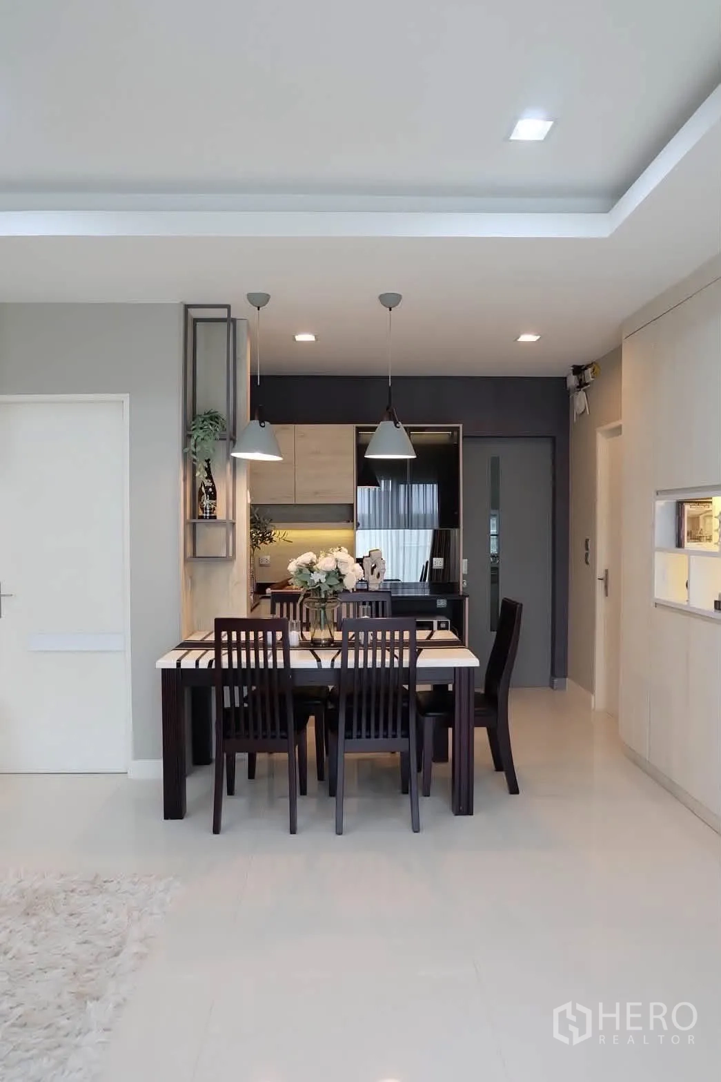 Detached House for rent in Bang Phli, Samut Prakan - Open-plan dining area facing the kitchen with modern lighting.