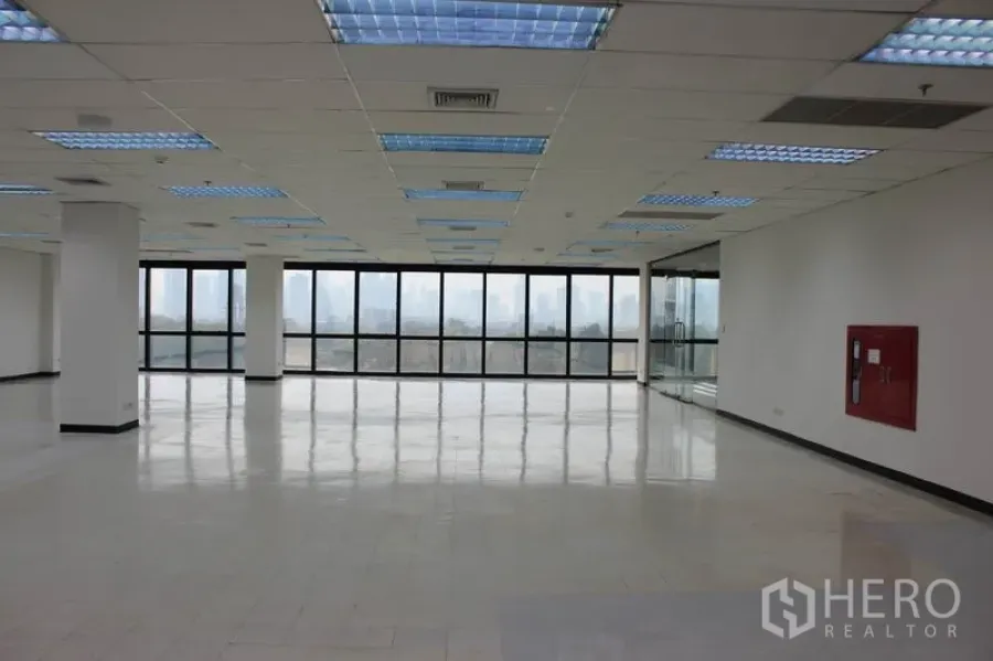 สำนักงาน ให้เช่าในWatthana, Bangkok - พื้นที่สำนักงานโล่ง พร้อมกระจกเต็มบาน มองเห็นวิวเมืองและทะเลสาบสวน ระบบไฟฝ้าเพดานและพื้นมันวาว