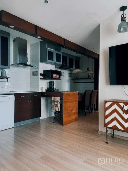 公寓 出租在Suan Luang, Bangkok - 开放式厨房与用餐区，木质元素与吊灯