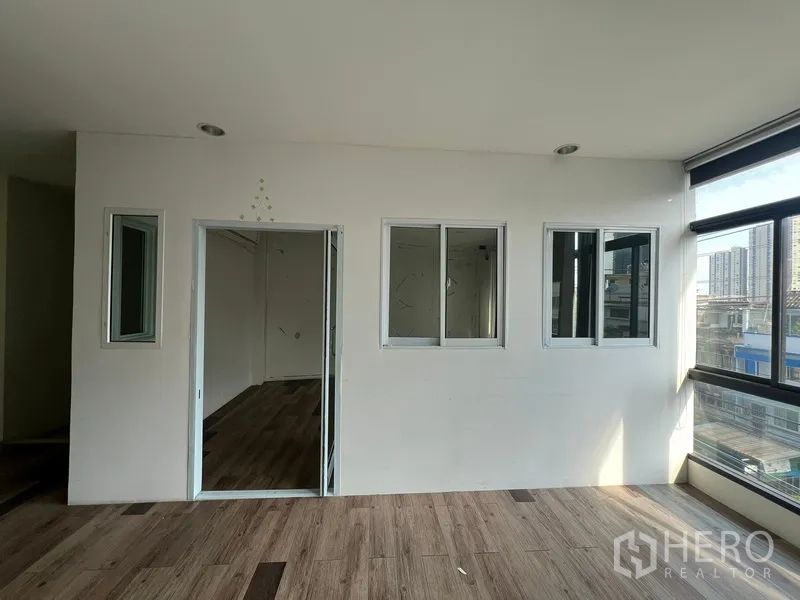 带办公室的家 出租在Phra Khanong, Bangkok - 内置小房间，推拉门与转角落地窗。