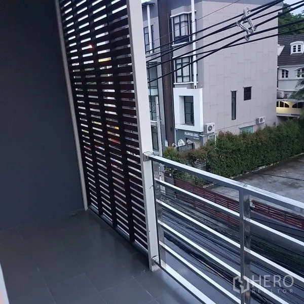 สำนักงานที่บ้าน ขายในLat Phrao, Bangkok - ระเบียงมีราวสแตนเลสและแผงกันสายตา มองเห็นถนนด้านหน้า