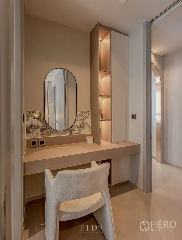 คอนโด for rent in Sathon, Bangkok - มุมโต๊ะแต่งตัวอีกจุดพร้อมกระจกทรงกลม ตู้ไม้ และชั้นโชว์