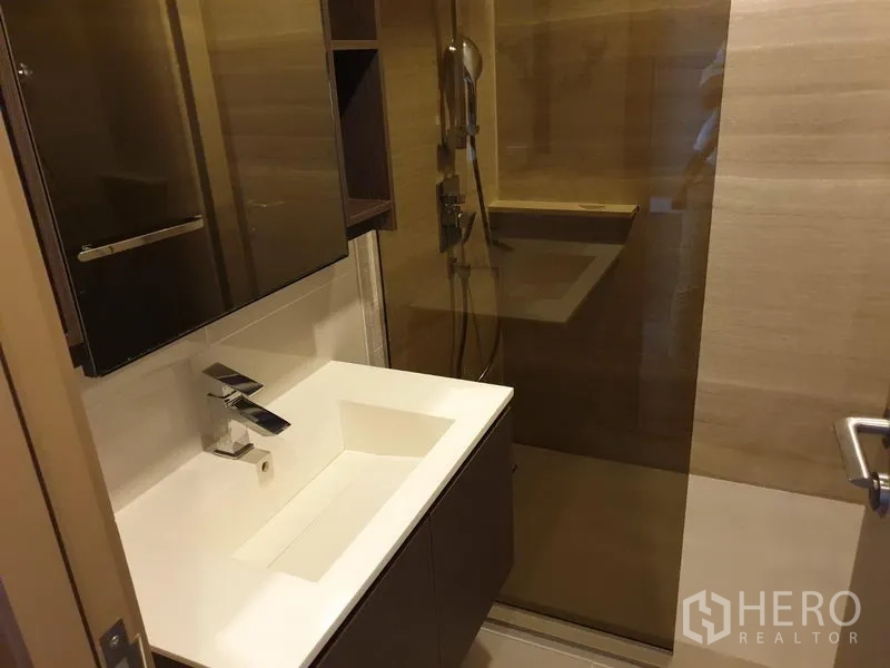 คอนโด ให้เช่าในWatthana, Bangkok - ห้องน้ำทันสมัย อ่างล้างหน้าเคาน์เตอร์กว้าง ตู้กระจก และตู้ฝักบัวกระจก