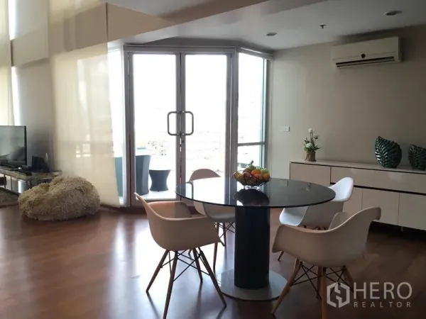 คอนโด ให้เช่าในPathum Wan, Bangkok - โซนรับประทานอาหารติดกระจกบานใหญ่ เห็นวิวเมือง พร้อมตู้ลิ้นชักสีขาว