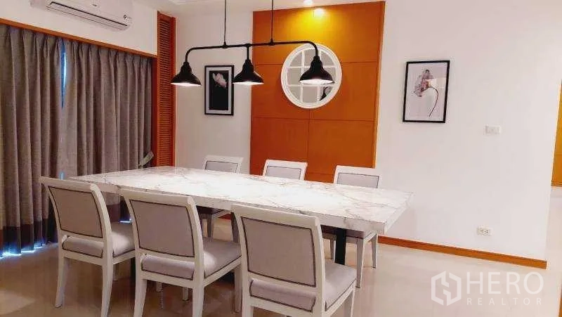 房间 出租 - 餐厅配大理石餐桌、六把餐椅与吊灯。