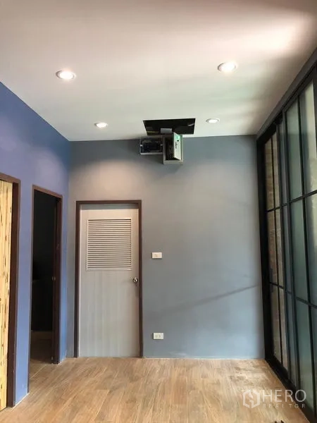 สำนักงานที่บ้าน ให้เช่าในSuan Luang, Bangkok - ทางเดินพื้นที่ทำงาน ประตูสีเทา และผนังกระจก พร้อมไฟฝ้า